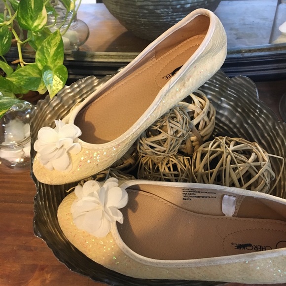 Girls size 1, sparkle sequined and flower flats - Picture 3 of 8